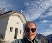 20 Alla bianca chiesetta della Madonna del Carmine (746 m) 